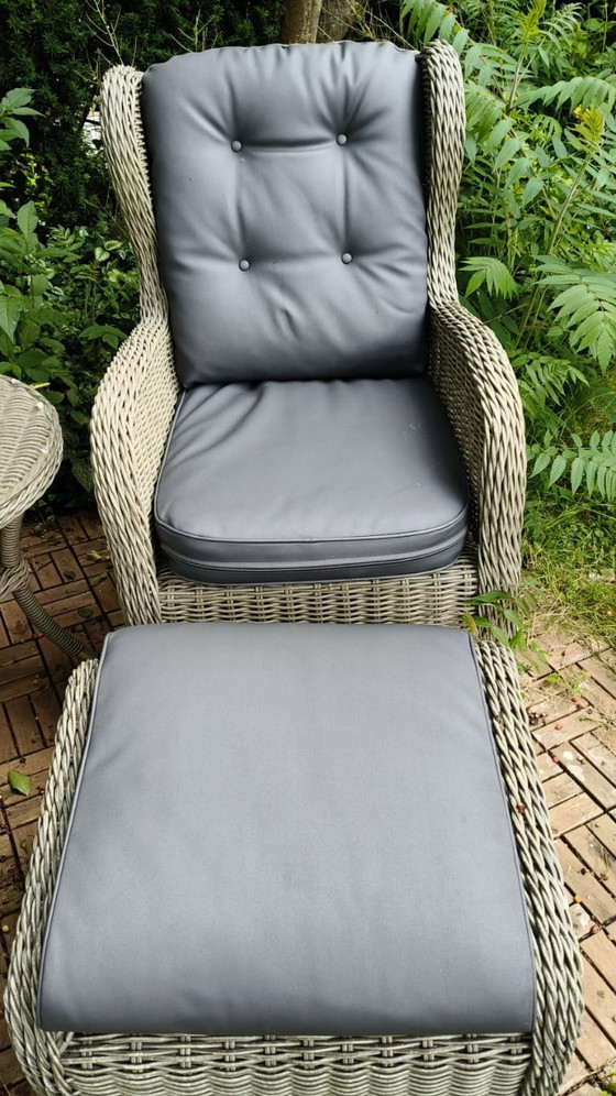 Image 1 of Conjunto de tumbonas de jardín grises con una mesa pequeña.