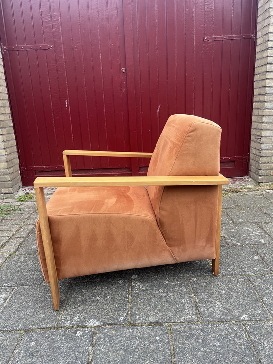 Image 1 of Sillón Montel de estilo moderno en terciopelo rosa anaranjado con reposabrazos color teca.