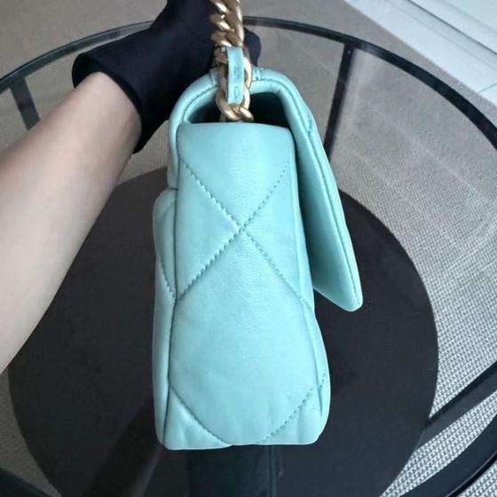 Image 1 of Chanel Small 19 Tas C19 Gewatteerd geitenleer Tiffany Blue Tweekleurig Gouden Hardware Serie 29