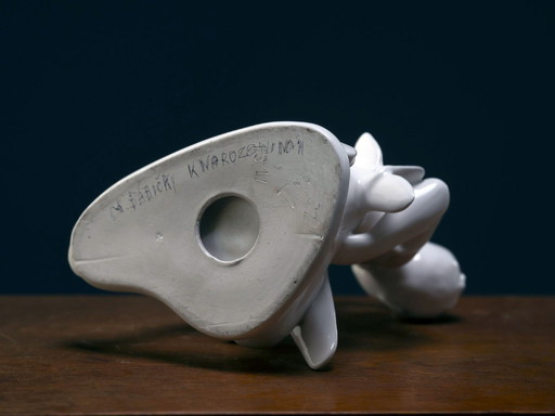 Ragazzo con aeroplano giocattolo, Pexider Letovice, anni '50