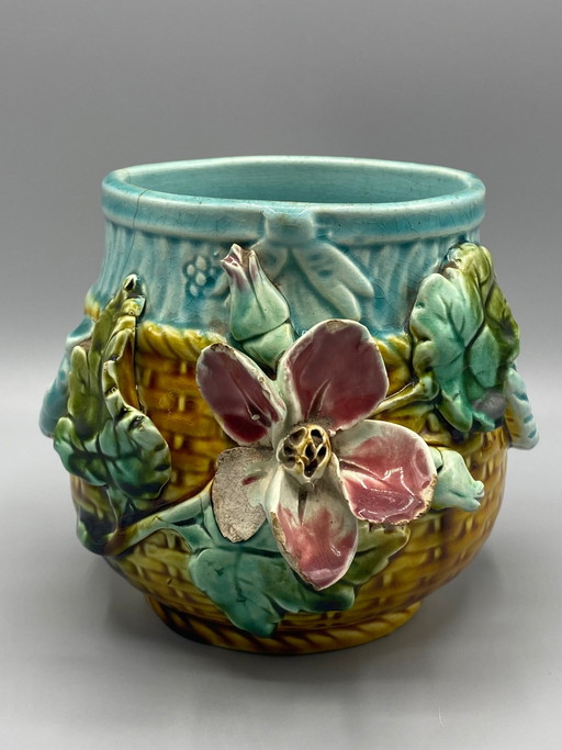 Antieke bloempot van slipware – vlechtwerk en reliëf met bloemenmotief – Art Nouveau – decoratieve objecten