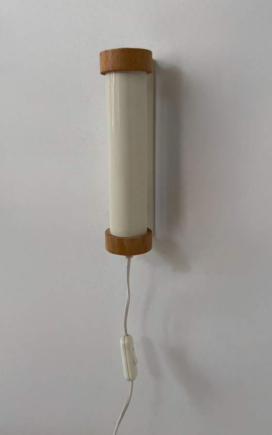 Image 1 of Applique vintage orientable, métal laqué blanc et pin, Suède, 1980