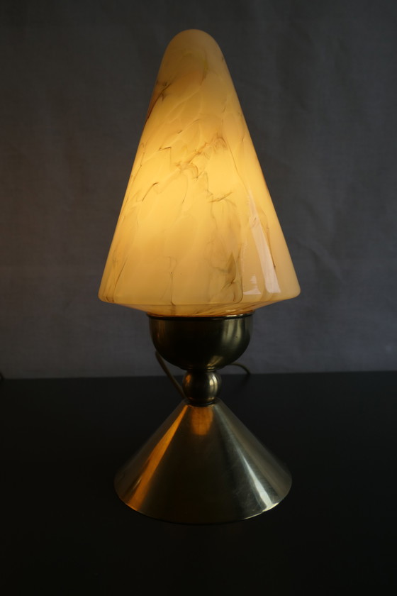 Image 1 of Tre caratteristiche lampade da tavolo Art Déco, coniche, in ottone e vetro marmorizzato