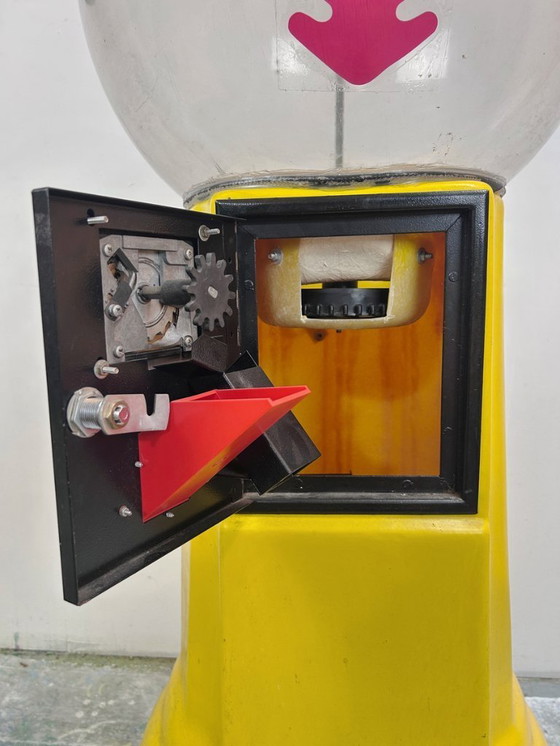 Image 1 of Vintage kauwgomdispenser “Super Chicle” – geel, jaren 60