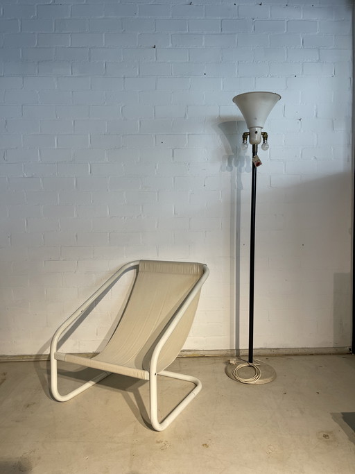 Fauteuil lounge en acier tubulaire et toile, années 1970. La structure tubulaire est vintage.