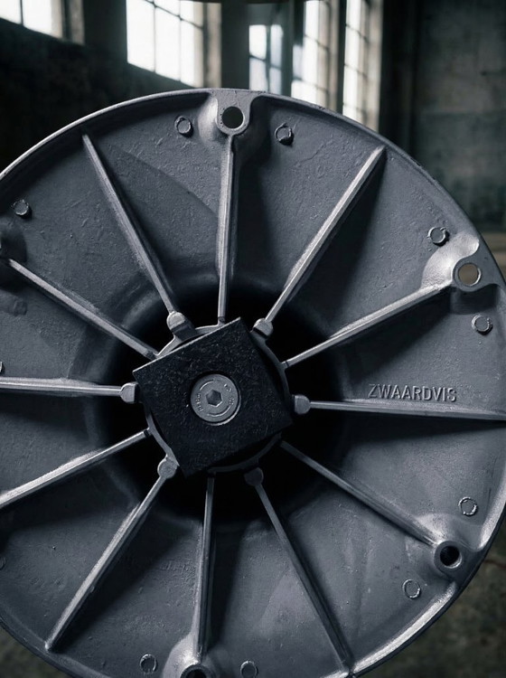 Image 1 of Artifort round table Ø100 – aluminum star base – design table