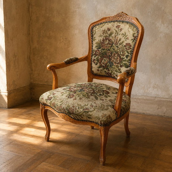 Image 1 of Fauteuil in Louis XV-stijl met bloemenwandtapijt en gesneden houten frame, jaren 1950-1970
