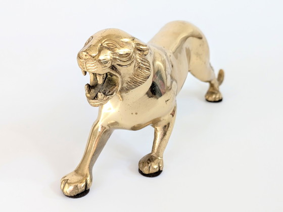 Image 1 of Statuetta vintage in ottone massiccio raffigurante una leonessa o una tigre | Scultura di metà secolo | Lunghezza 24,5 cm