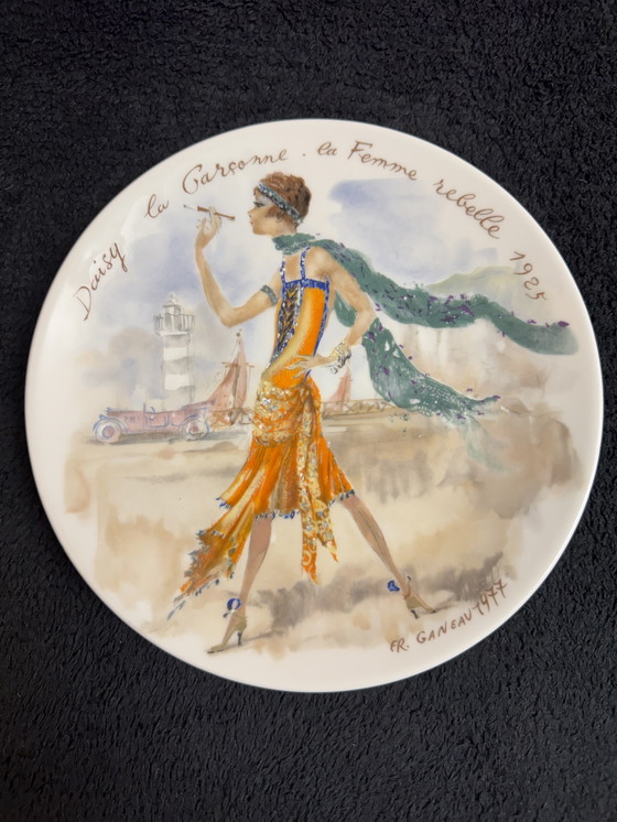 Image 1 of Raro juego completo de platos decorativos de Limoges Les Femmes du Siècle | década de 1970