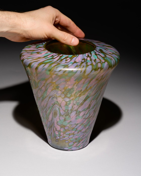 Image 1 of Österreichische Jugendstilvase aus irisierendem Kunstglas, mehrfarbiges Federdekor, 1900-1910