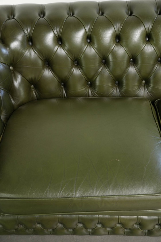 Très beau canapé Chesterfield 2,5 places en cuir de vachette vert de style anglais avec un superbe look (photo 6 of 13)