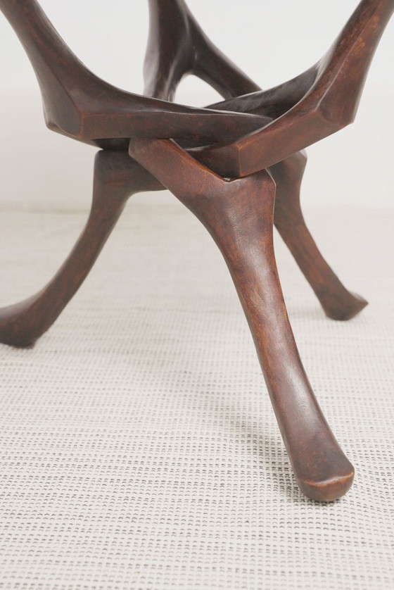Image 1 of Vintage handgesneden ronde tafel van hardhout in Afrikaanse stijl, sculpturaal, inklapbaar bijzettafeltje