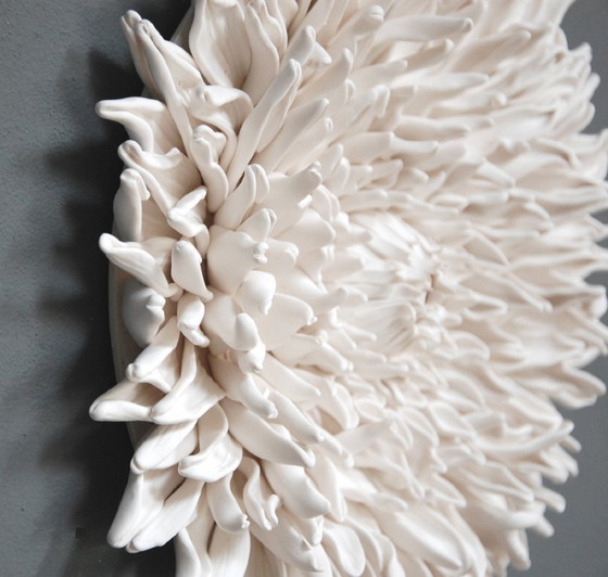 Image 1 of Muurdecoratie, sculptuur, bloemdecoratie, klei, dahlia, organisch bloemenmotief, statement voor je interieur