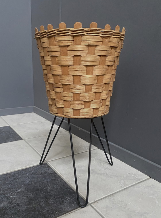 Image 1 of Cesta de mimbre con patas de metal, década de 1970