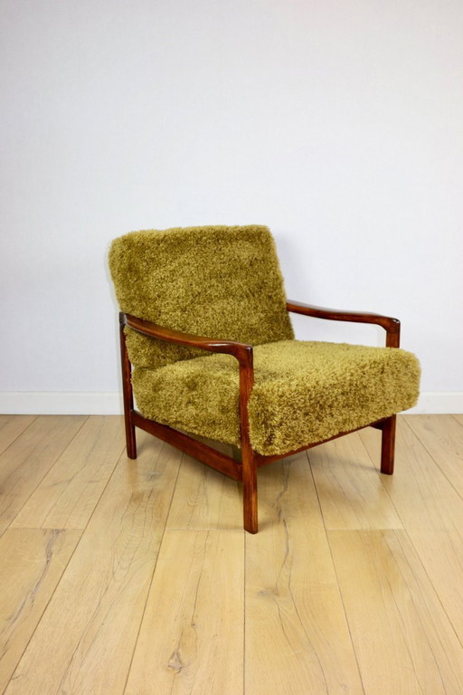Fauteuil vintage en bois marron kaki/olive à poils longs en forme de renard par Z. Bączyk - 2 exemplaires disponibles