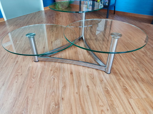 Table basse vintage nostalgique avec trois plateaux en verre et une lourde base chromée