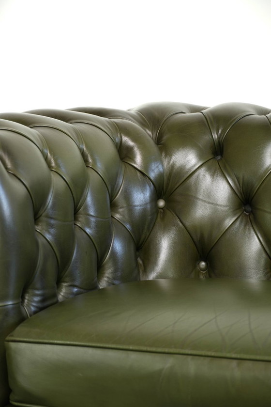Très beau canapé Chesterfield 2,5 places en cuir de vachette vert de style anglais avec un superbe look (photo 10 of 13)