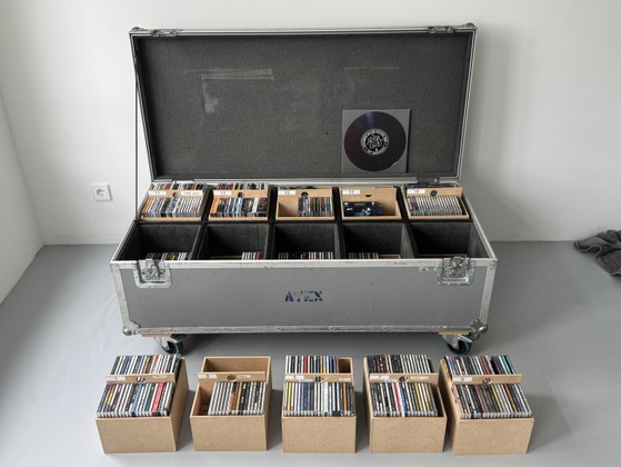 Flight case 135x63x56cm for 840 CDs / Custom Made Interior – 2 seaters, Aluminium (photo 3 of 8)