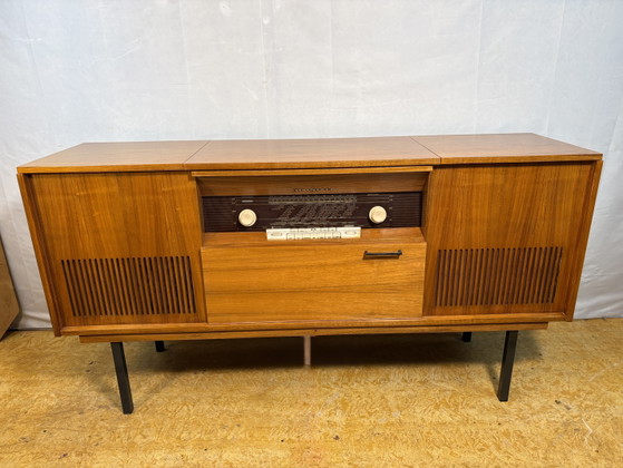 Image 1 of Mid-century retro vintage dressoir van gevlamd teakhout met radiogram – Loewe radio en platenspeler (jaren 1960-1970)
.
