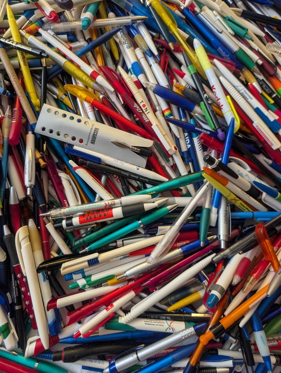 Image 1 of 2 684 stylos à bille / objets publicitaires de collection