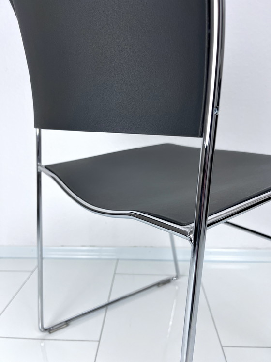 Image 1 of 2 x HOWE 40/4 bijzetstoel - Iconisch ontwerp