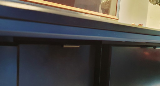 Aparador Pastoe negro de diseño único con detalles azules