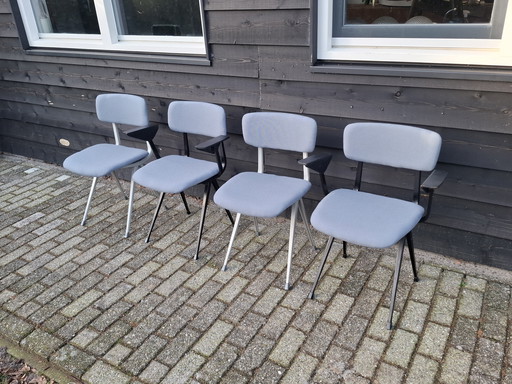 4 Ahrend de Cirkel Revolt chairs