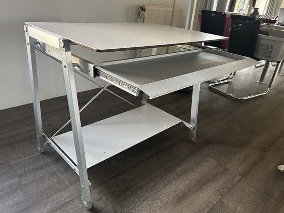 Image 1 of Table design pratique pour espace de travail