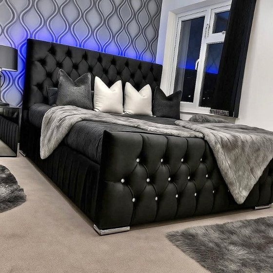 Image 1 of Gloednieuw bed van 160x200 cm met matras.