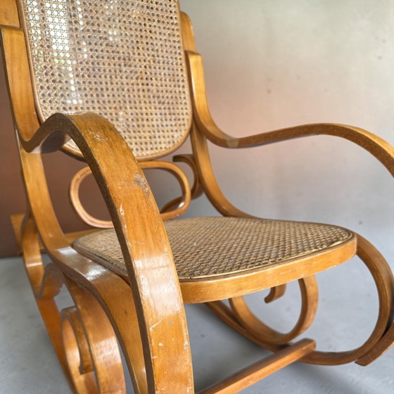 Image 1 of Vintage Thonet-stijl gebogen houten schommelstoel – ca. 1970