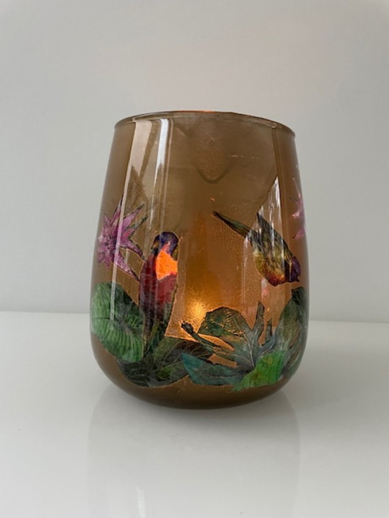 Image 1 of Glazen kaarsenhouder/vaas met exotische vogels – warm goudtint (17 cm)