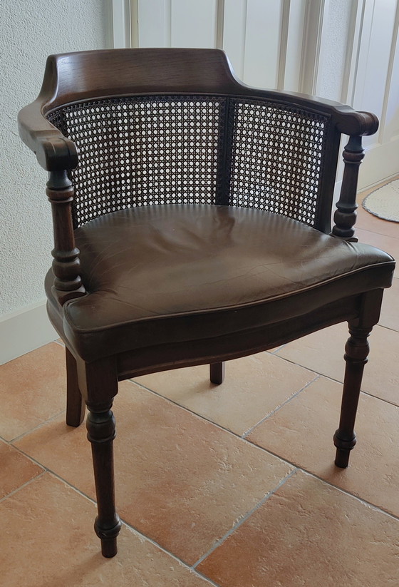 Image 1 of Chaises vintage en bois foncé, cuir et rotin - Lot de 4