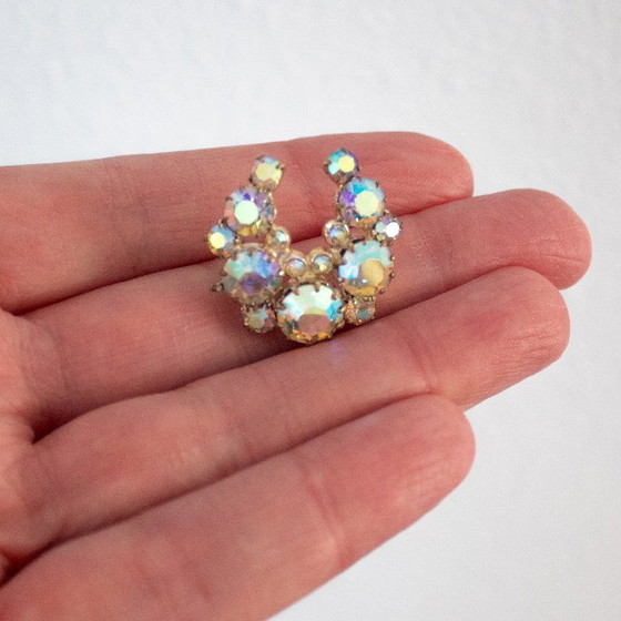 Image 1 of Vintage Aurora Borealis broche: hoefijzervormig, oud sieraad met iriserende strass-steentjes