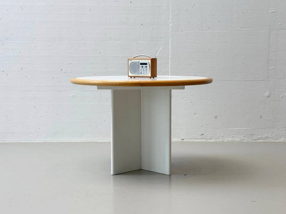 Image 1 of Tavolo da pranzo rotondo bianco, allungabile in legno massiccio