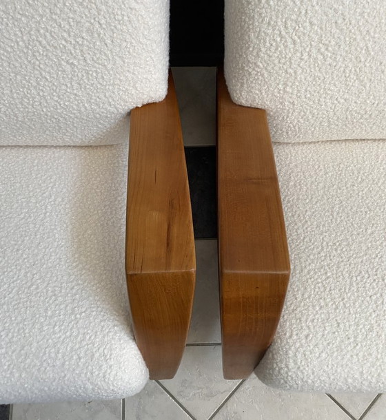 Image 1 of Deux grands fauteuils à bascule très confortables, retapissés en bouclette blanche.