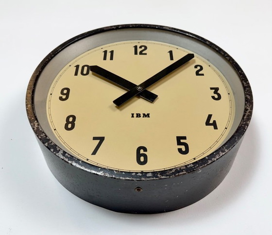 Horloge murale industrielle noire d'IBM, années 1950 – Pendules, Glass, Iron (photo 7 of 16)