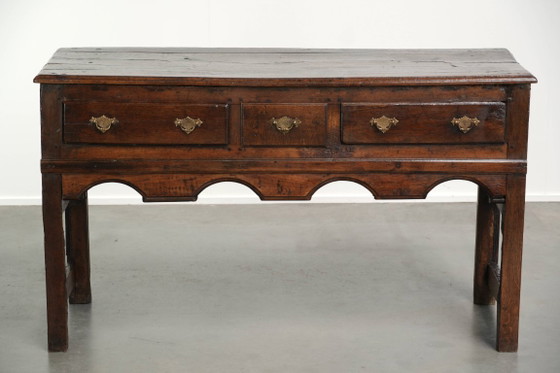Mooie En Sierlijke Engelse Dresser Uit Begin 18e Eeuw Gemaakt Van Eikenhout Met Prachtige Details En Een (photo 2 of 11)