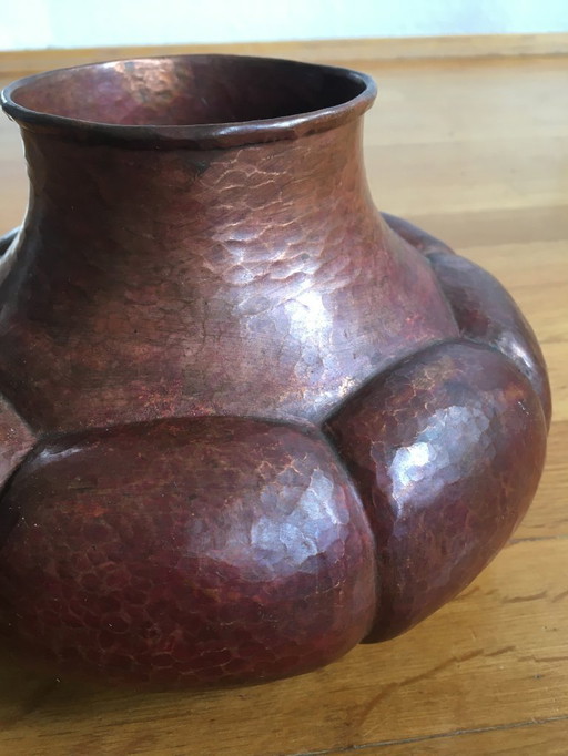 Vase aus gehämmerten Kupfer