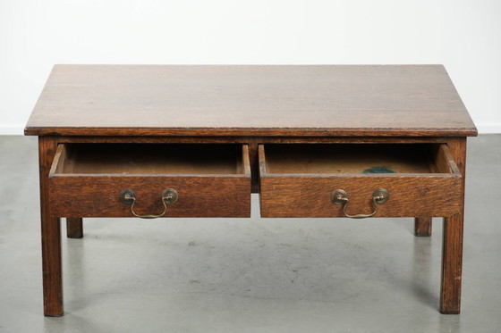 Image 1 of Antieke Engelse salontafel van eikenhout uit de 20e eeuw met twee lades