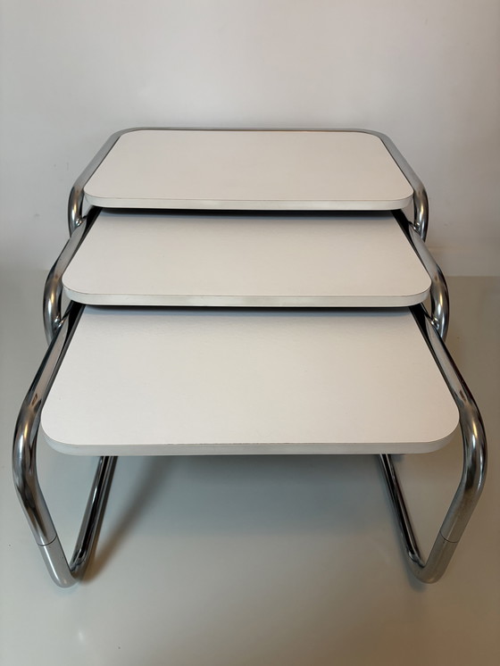 Image 1 of Tables gigognes de style Bauhaus avec cadre tubulaire chromé