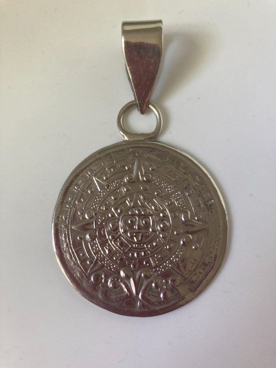 Image 1 of Ciondolo con calendario azteco, in argento sterling.