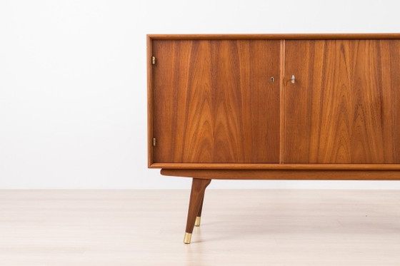 Image 1 of Credenza scandinava in teak, stile Mid-Century Modern, di Sven Andersen, del 1960.