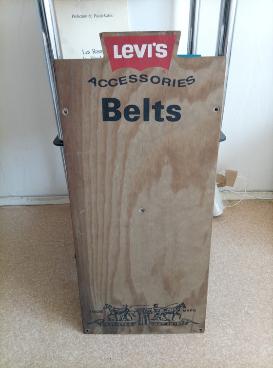Image 1 of Da una vecchia merceria: espositore in legno per cinture Levi's anni '70, 74*33 cm