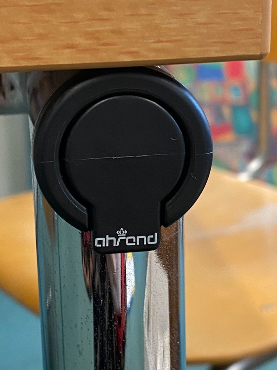 Image 1 of Ahrend tafel en 2 buizenstoelen