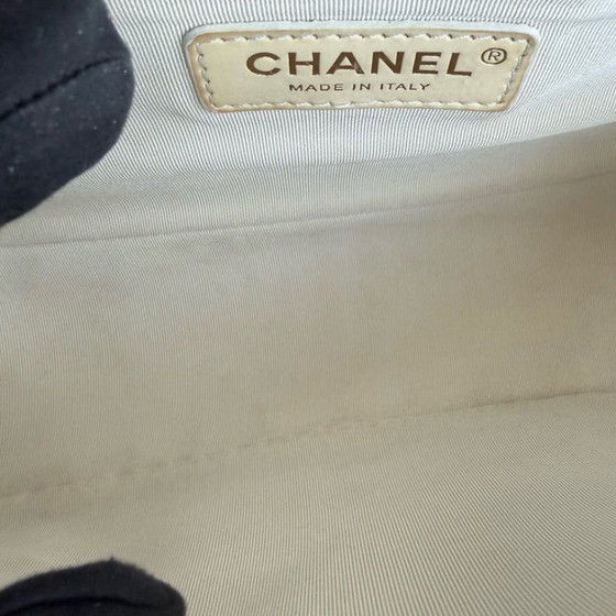 Image 1 of Chanel Boy Medium - Caviar 25CM Crème Wit Verouderde Goudkleurige Hardware Serie 26