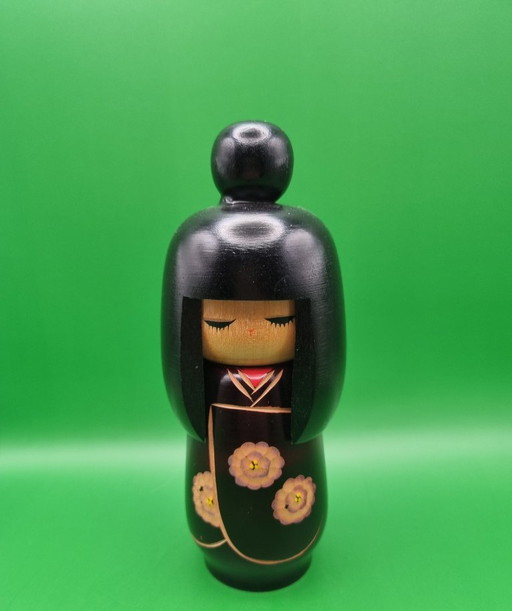 Kokeshi "Black Kimono Okappa" de (présumé) Kunio Miyagawa – decoratieve objecten, Wood