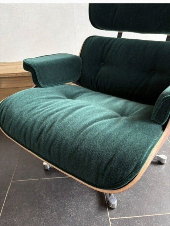Image 1 of Nuova poltrona lounge Vitra + poggiapiedi Santos in velluto color palissandro, tessuto verde pino Calma