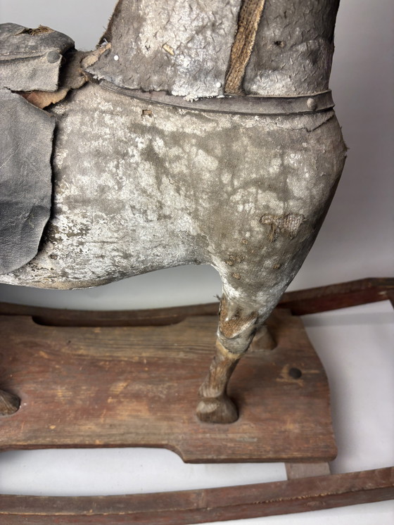 Image 1 of Antico cavallo da tiro in legno su slitta con rivestimento in tessuto e pelle – circa fine XIX/inizio XX secolo