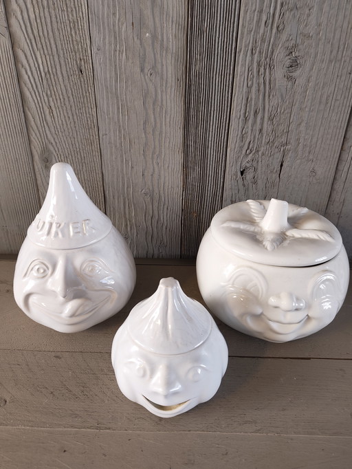 3 bocaux de conservation anciens contenant de l'ail, du sucre et des tomates