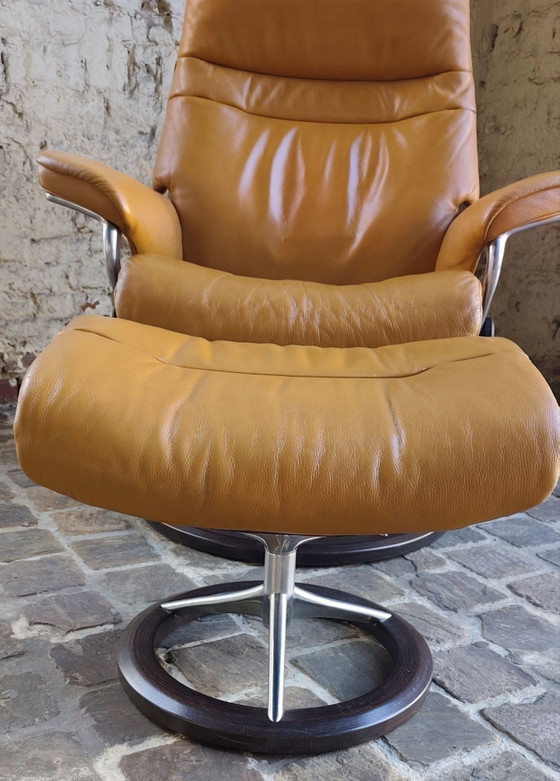 Poltrona relax in pelle Stressless M view Signature + Poggiapiedi Mayfair, Poltrone, Alluminio, Legno, Beige (foto 7 di 10)